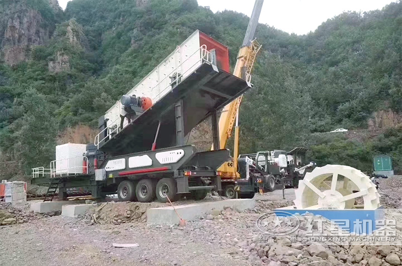 打土建基礎的移動破碎機現(xiàn)場