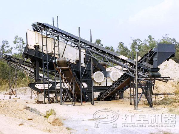 移動(dòng)式破碎機(jī)作業(yè)現(xiàn)場