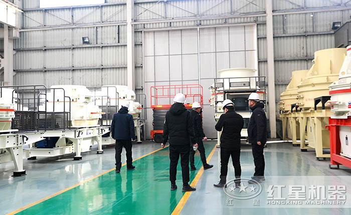 用戶來(lái)廠參觀石頭制砂機(jī)