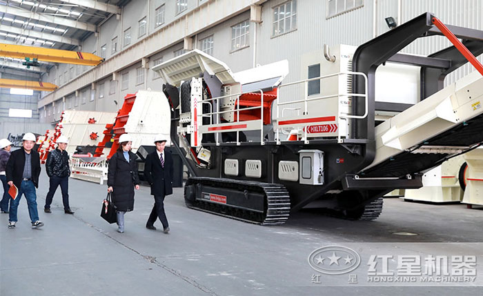 客戶(hù)到紅星廠區(qū)參觀車(chē)載流動(dòng)砂機(jī)