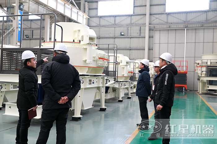 用戶來廠參觀考察，定制移動制砂機(jī)